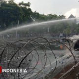 Unjuk Rasa Tolak UU TNI di Depan Grahadi Berakhir Ricuh