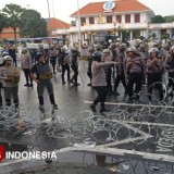 Demo Tolak UU TNI, Mahasiwa Lempar Batu ke Gedung Grahadi