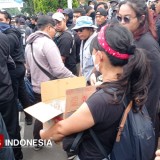 Warga Surabaya Donasi Konsumsi bagi Para Demonstran Tolak UU TNI