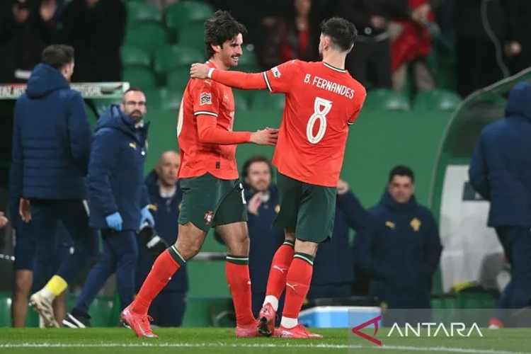 Pemain Portugal Francisco Trincao (kiri) berselebrasi dengan Bruno Fernandes usai mencetak gol keduanya ke gawang Denmark dalam pertandingan leg kedua babak perempat final Nations League di Stadion Jose Alvalade, Lisbon, Minggu (23/3/2025). (ANTARA)