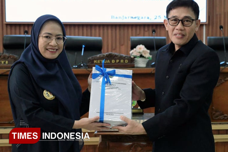 Bupati Banjarnegara dr Amalia Desiana serahkan LKPJ Tahun Anggaran 2024 kepada ketua DPRD Anas Hidayat SE. (FOTO: Muchlas Hamidi/TIMES Indonesia)