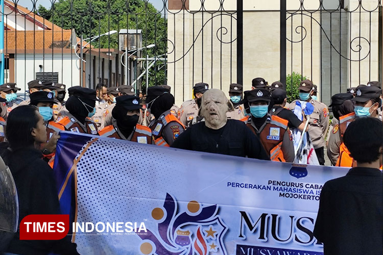 Topeng Kepala Babi Warnai Unjuk Rasa Tolak UU TNI di Mojokerto