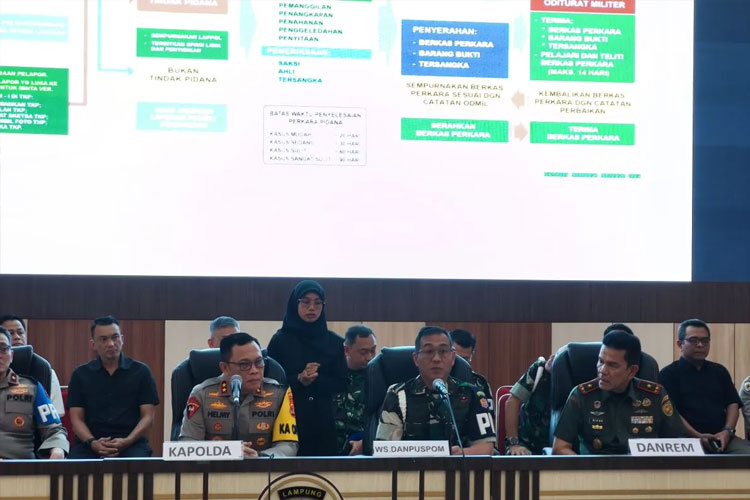 Wakil Komandan Pusat Polisi Militer Angkatan Darat Mayor Jenderal TNI Eka Wijaya Permana (depan tengah) bersama Kapolda Lampung Irjen Polisi Helmy Santika (depan kiri) saat memberikan keterangan pers di Mapolda Lampung, Selasa (25/3/2025). (ANTARA)