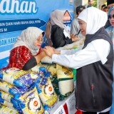 Gubernur Jatim Khofifah Bersama Ratusan Warga Bulak Banteng Meriahkan Pasar Pangan Murah