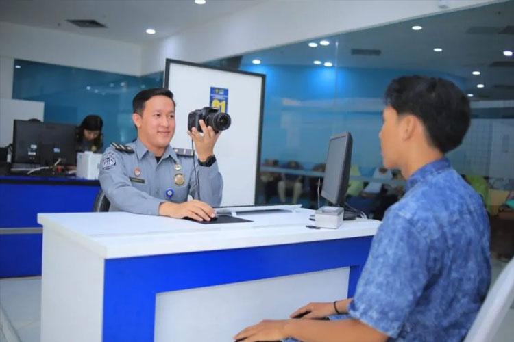 Layanan keimigrasian di lingkungan Kantor Imigrasi Surabaya. (foto: dok Antara)