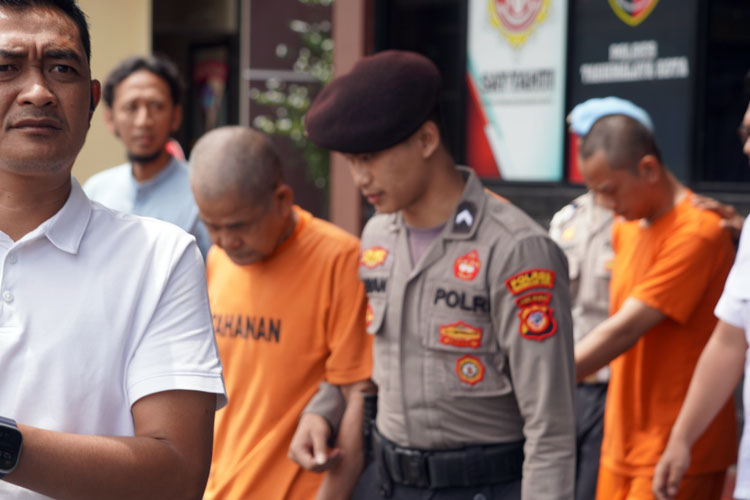 Dua remaja pelaku kebrutalan saat diamankan pihak Polres Tasikmalaya Kota, Selasa (25/3/2025). (Foto: Polres Tasikmalaya Kota)