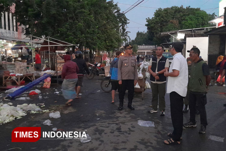 Sekretaris Daerah (Sekda) Ugas Irwanto ditemani Kapolsek Kraksaan, Sujianto, saat Sidak Pasar Semampir (25/3/25). (Foto: Fafa Harowy/TIMES Indonesia)