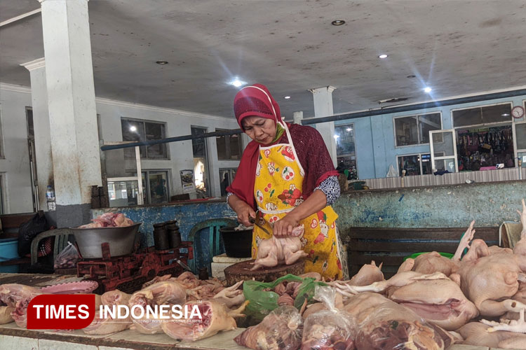 Jelang Lebaran, Pedagang Daging di Pacitan Gigit Jari Akibat Sepi Pembeli