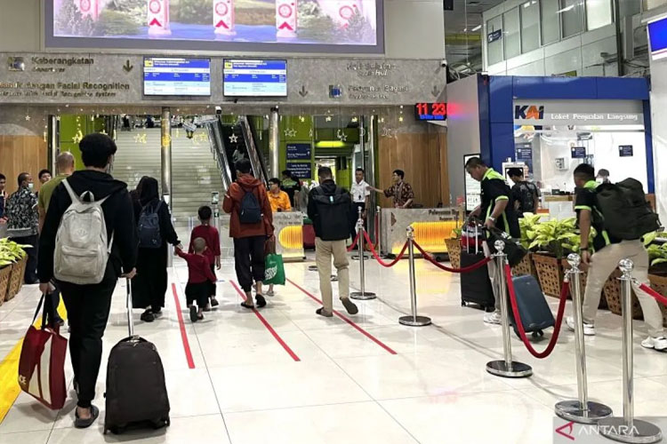 Para pemudik yang hendak melakukan boarding pada H-6 Hari Raya Idul Fitri 2025 di Stasiun Gambir, Jakarta, Selasa (25/3/2025). (ANTARA)