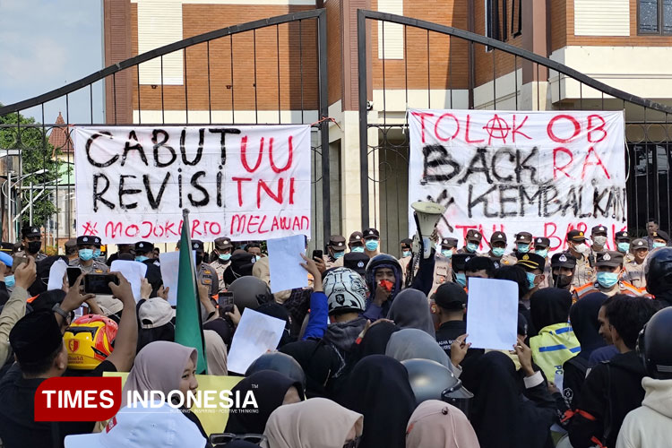 seorang-demonstran-mengenakan-topeng-kepala-babi.jpg