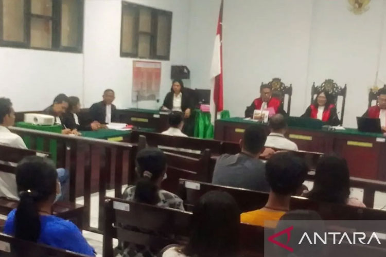 Anggota polisi Polresta Ambon Zakaria Kadmaer, bersama isterinya yang menjadi terdakwa penipuan mendengarkan pembacaan putusan majelis hakim Pengadilan Negeri Ambon, Senin (24/3/2025). (foto: ANTARA/daniel)