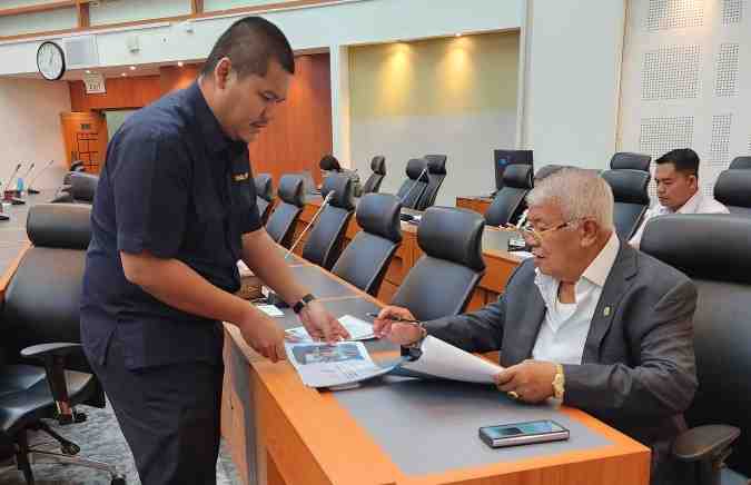 Anggota Komisi I DPR RI dari Dapil NTB, H Rachmat Hidayat (duduk) menegaskan bahwa pengesahan revisi UU TNI tidak menghidupkan kembali Dwifungsi ABRI. (FOTO: Dok Pribadi Rachmat Hidayat)