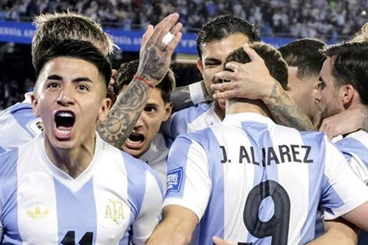 Selebrasi para pemain Argentina usai kemenangan besar 4-1 atas Brasil di kualifikasi Piala Dunia 2026. Kemenangan ini memastikan tiket putaran final untuk Argentina.