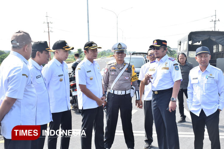 Bupati Lamongan Yuhronur Efendi dan instansi terkait melakukan simulasi penggunaan JLU, Kamis (26/3/2025). (Foto: Ardiyanto/TIMES Indonesia)