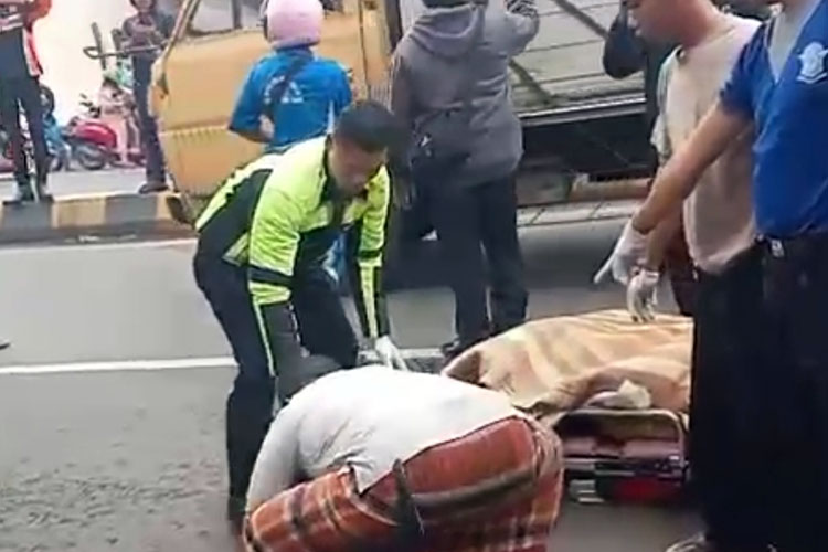 Istri Tewas Dilindas Truk, Pemotor Mengamuk di Situbondo