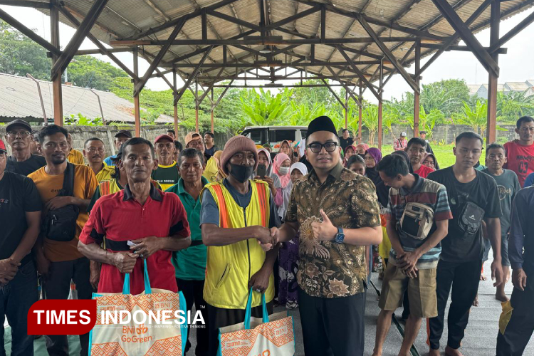 Jelang Lebaran, Thoriq Majiddanor Bagikan 15 Ribu Bingkisan untuk Warga Gresik dan Lamongan