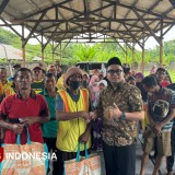 Jelang Lebaran, Thoriq Majiddanor Bagikan 15 Ribu Bingkisan untuk Warga Gresik dan Lamongan