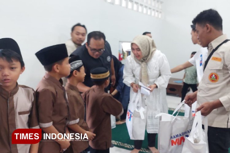 YBM BRI dan Pemuda Muhammadiyah Bagikan Ratusan Takjil dan Sembako