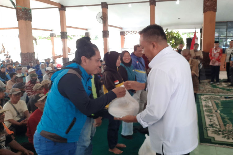 Bupati dan Wabup Situbondo Bagikan Ratusan Paket ke Tukang Becak dan Ojol