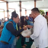 Bupati dan Wabup Situbondo Bagikan Ratusan Paket ke Tukang Becak dan Ojol