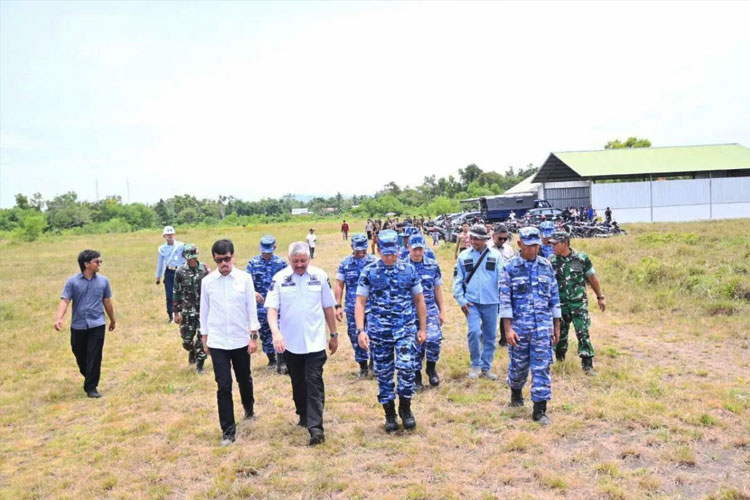 Danlanud Sultan Hasanuddin, Marsma TNI Arifaini Nur Dwiyanto meninjau lokasi lahan pangan yang disiapkan TNI AU untuk mendukung program pemerintah untuk mewujudkan ketahanan pangan. (FOTO: ANTARA/ HO-Lanud HSN)