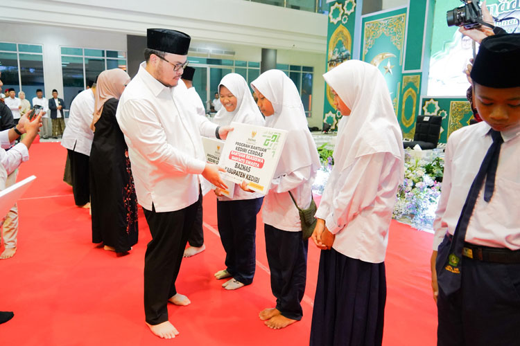 Bupati Kediri saat memberikan santunan kepada anak yatim (Foto: Diskominfo Kabupaten Kediri)