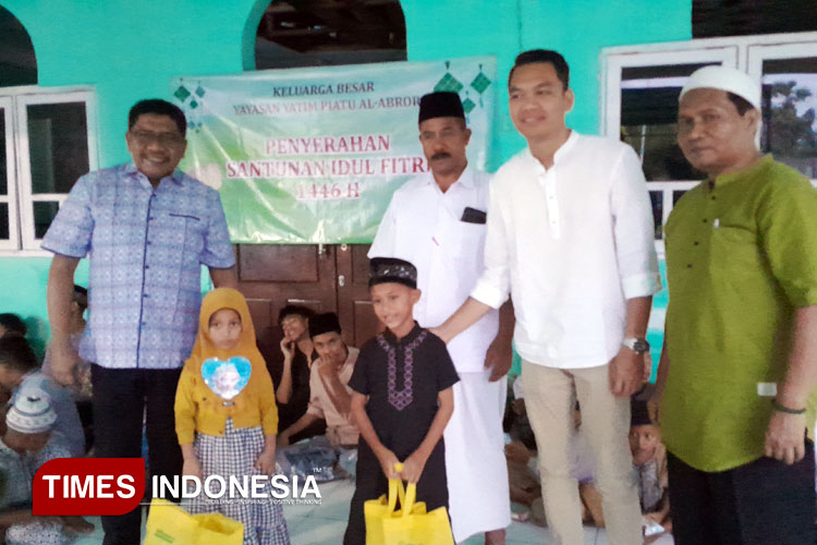 Bupati dan Wabup Sumba Timur Sumba didamping Pimpinan Yayasan Al-Abror saat mnyerahkan santunan kepada anak yatim piatu. (Foto: Habibudin/TIMES Indonesia)