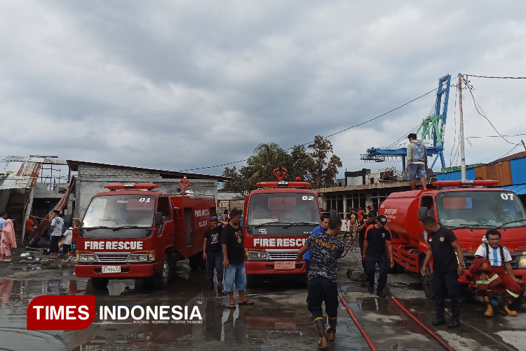 Kebakaran-Hebat-Hanguskan-Dua-Bangunan-di-Kota-Ternate-Tengah-b.jpg