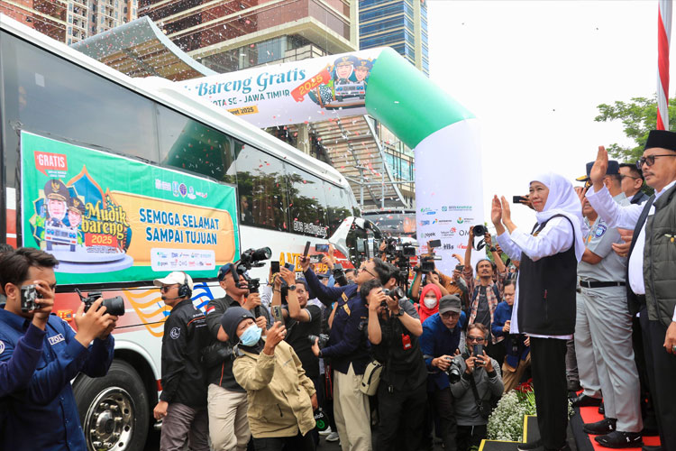 Gubernur Jawa Timur Khofifah Indar Parawansa memberangkatkan ribuan warga masyarakat yang mengikuti program Mudik Gratis Angkutan Lebaran Tahun 2025 / 1446 H di depan kantor Dinas Perhubungan Jawa Timur, Frontage Road Jl. Jend A. Yani Surabaya