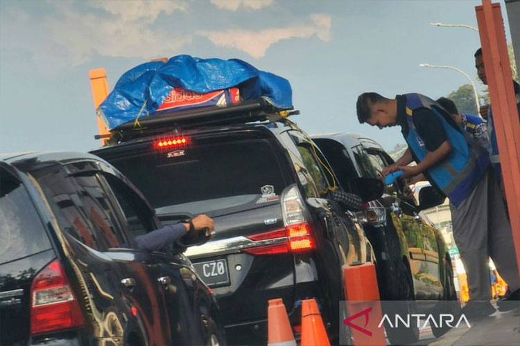 Petugas menggunakan mobile reader untuk mempercepat layanan transaksi kendaraan di gerbang Tol Kalikangkung Semarang, Sabtu (29/3/2025). (Foto: ANTARA/I.C. Senjaya)