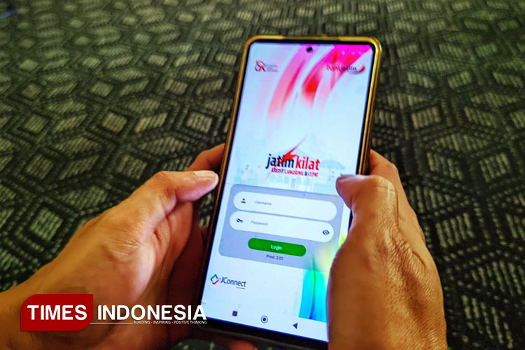 Ilustrasi guru ngaji mengecek transfer insentif setelah cair jelang lebaran. (Foto: Moh Bahri/TIMES Indonesia)