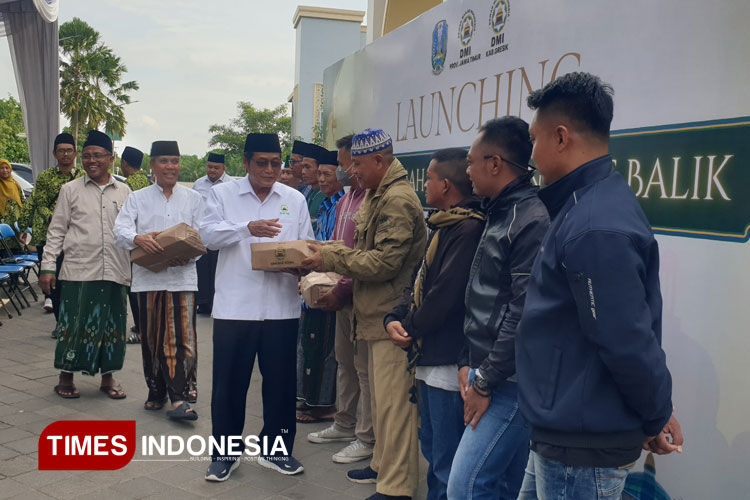 Ketua PW DMI Jatim didampingi Ketua PD DMI Gresik KH Zainal Abidin serta Yayasan Masjid Akbar Moed'har Arifin H Deddy Harnoko Sucahyo saat melepas pemudik. (Foto: Akmal/TIMES Indonesia)