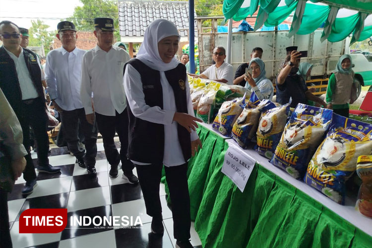 Gubernur Jatim Khofifah Indar Parawansa meninjau pasar pangan murah di Lapangan Desa Dimong, Kabupaten Madiun. (Foto: Yupi Apridayani/TIMESIndonesia)