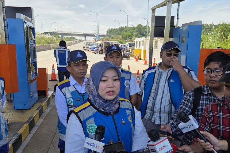 Corporate Communication & Community Development Group Head Jasa Marga Lisye Octaviana di Gerbang Tol Temporary Kutanegara Jalan Tol Jakarta-Cikampek II Selatan, Provinsi Jawa Barat, Minggu (30/3/2025). (Foto: ANTARA/Bayu Saputra)