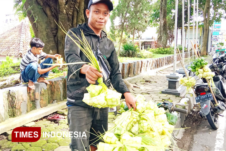 Ismawan, saat menunjukkan longsong hasil buatannya, yang siap untuk dijual. (FOTO: Hermanto/ TIMES Indonesia)