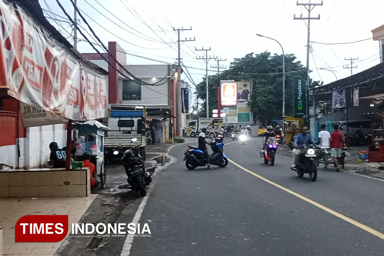 Saat melintas terlihat beberapa warga di kelurahan Kayumerah yang sudah makan bakso di jalanan, gambar di ambil Sekitar jam 5:00 WIT. (Foto: Haerun Hamid/Times Indonesia)