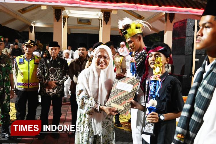 Bupati Banjarnegara dr Amalia Desiana serahkan hadiah pemenang lomba takbir keliling. (FOTO: Koninfo for Times Indonesia)