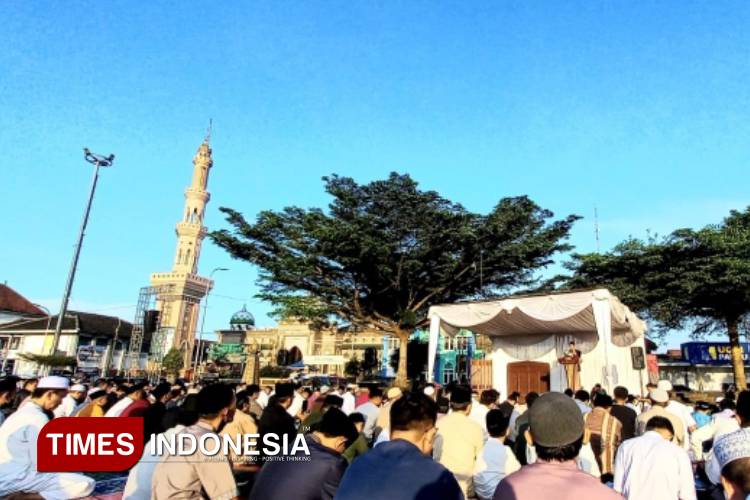 Suasana pelaksanaan salat Idul Fitri di Alun-alun Banjarnegara. (FOTO: Kominfo Banjarnegara for TIMES Indonesia)