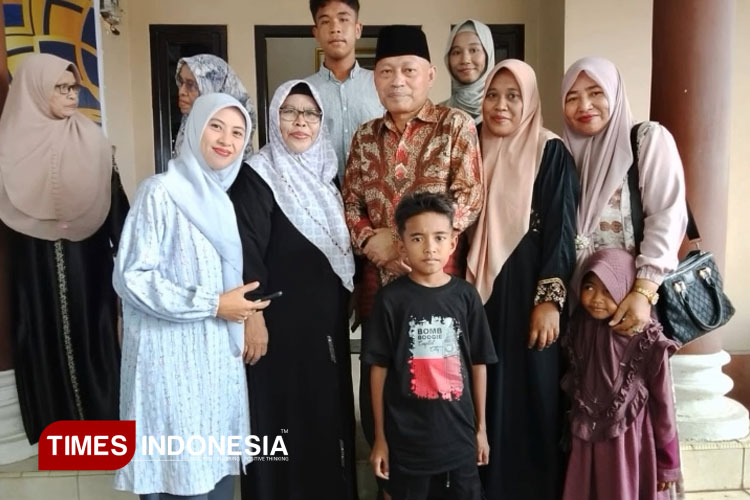 Wakil Gubernur Maluku Utara, Sarbin Sehe, foto bersama dengan berbagai tamu dari beberapa daerah di Maluku Utara dalamacara open house Lebaran 2025, Selasa (1/4/2025). (Foto: Haerun Hamid/TIMES Indonesia)