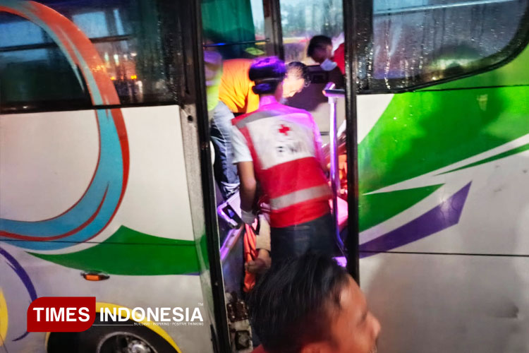 Petugas PMI saat mengevakuasi korban dari Bus ke ambulans. (FOTO: Susi/TIMS Indonesia)