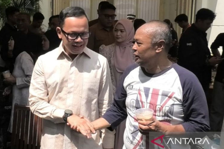 Wakil Menteri Dalam Negeri (Wamendagri) Bima Arya Sugiarto pada kunjungan ke Solo, Jawa Tengah, Kamis (3/4/2025). (FOTO: ANTARA/Aris Wasita)