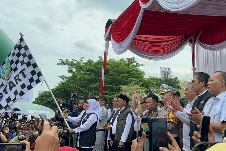Gubernur Jawa Timur Khofifah Indar Parawansa saat pelepasan peserta mudik gratis.(Dok.Humas Bank Jatim)