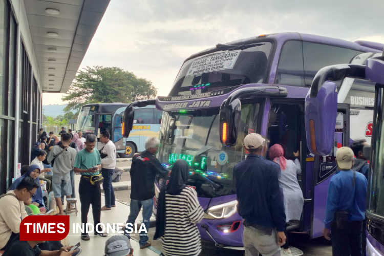 Suasana pemudik memadati Terminal Tipe A Kota Banjar pada arus balik lebaran 2025. (Foto: Susi/TIMES Indonesia)