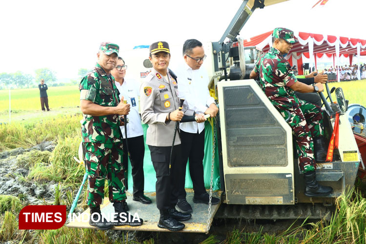 Kapolres Gresik AKBP Rovan Richard Mahenu bersama Wabup dr Asluchul Alif serta Dandim Letkol Inf Ahmad Saleh Rahanar saat Panen Raya Padi Serentak di Desa Mulung Driyorejo. (Foto: Akmal/TIMES Indonesia)
