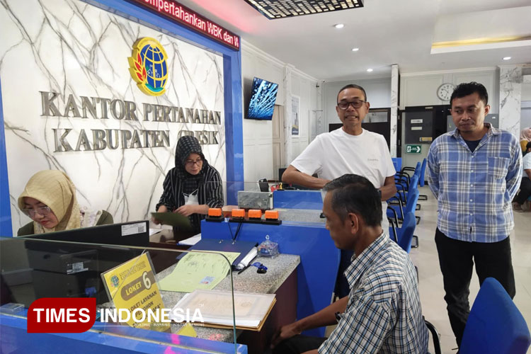 Kepala BPN Gresik Kamaruddin saat menyapa pemohon pertanahan di hari terakhir layanan terbatas selama libur lebaran (Foto: Akmal/TIMES Indonesia)
