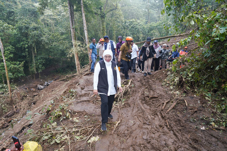 Gubernur Jawa Timur Khofifah Indar Parawansa meninjau lokasi terjadinya bencana tanah longsor di jalur Cangar-Pacet tepatnya di Jalan Sumber Brantas-Pacet, Kabupaten Mojokerto (FOTO: kominfo jatim)