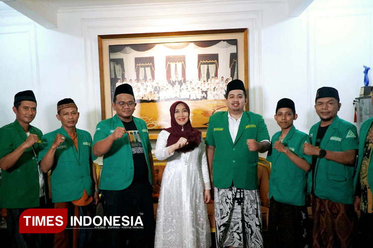 Anggota Komite III DPD RI, Dr. Lia Istifhama, M.E.I. bersama pengurus Pimpinan Cabang Gerakan Pemuda (GP) Ansor Surabaya. (FOTO: Rudi Mulya/TIMES Indonesia)