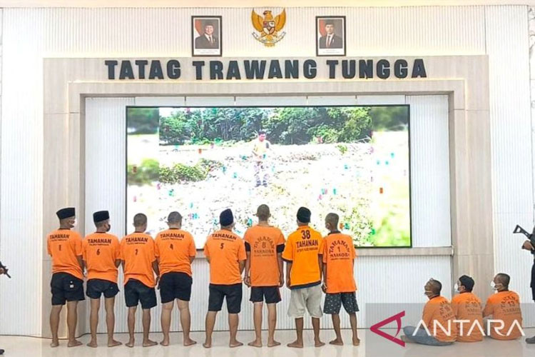 Polres Pamekasan merilis hasil penyidikan kasus pesta petasan maut di Desa Pangoraian, Kecamatan Proppo, Pamekasan, Jawa Timur, Senin (7/4/2025). (ANTARA/HO-Polres Pamekasan)