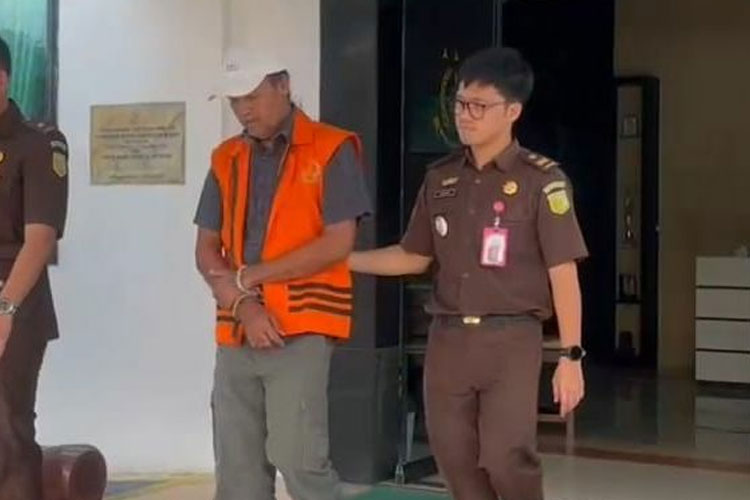 Tersangka JS saat akan dibawa ke mobil tahanan (FOTO: dok Kejari Kabupaten Kediri)