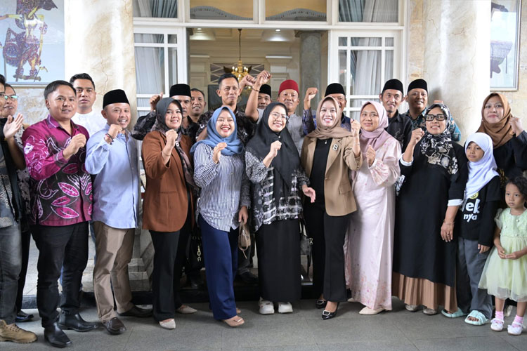 Bupati Banjarnegara dr Amalia Desiana saat open house dengan masyarakat dan pemuda. (FOTO:Kominfo For TIMES Indonesia)